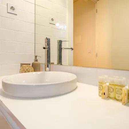 Spacious W. Beautiful & Sunny Private Terrace Apartamento