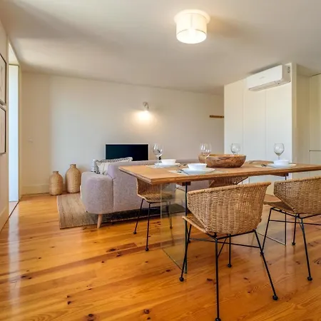 Spacious W. Beautiful & Sunny Private Terrace Oporto