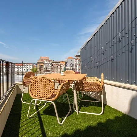 Spacious W. Beautiful & Sunny Private Terrace
