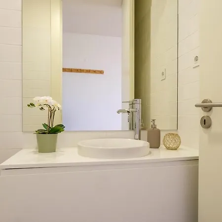 Spacious W. Beautiful & Sunny Private Terrace Porto