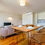 Daire Spacious W. Beautiful & Sunny Private Terrace