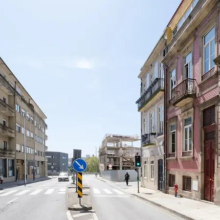 Spacious W. Beautiful & Sunny Private Terrace