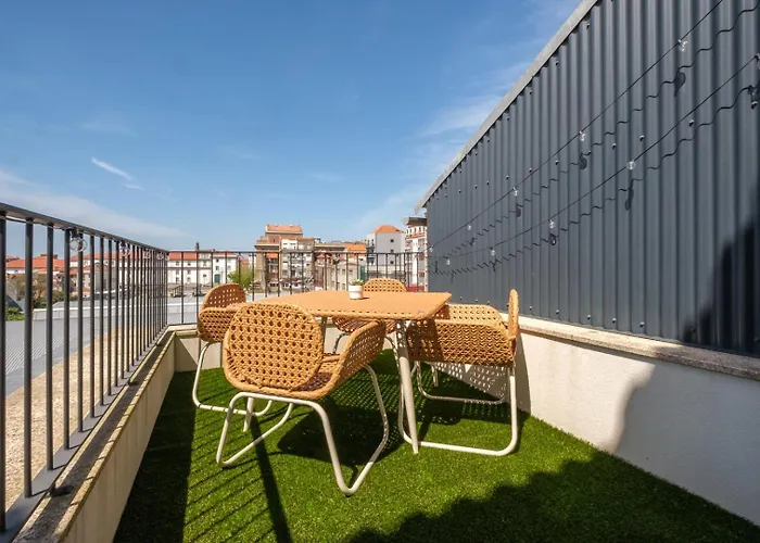 Spacious W. Beautiful & Sunny Private Terrace
