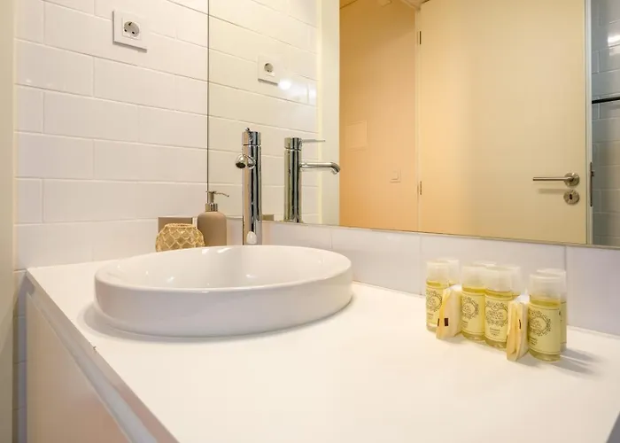 Spacious W. Beautiful & Sunny Private Terrace Appartamento