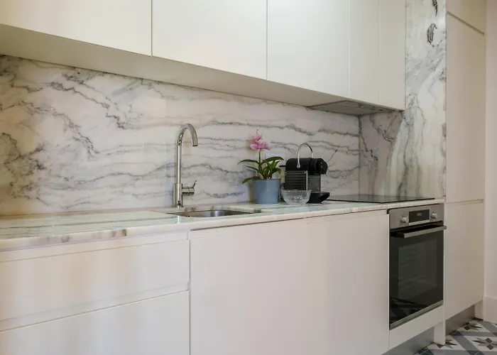 Spacious W. Beautiful & Sunny Private Terrace *