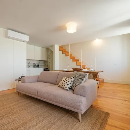 Spacious W. Beautiful & Sunny Private Terrace 波尔图