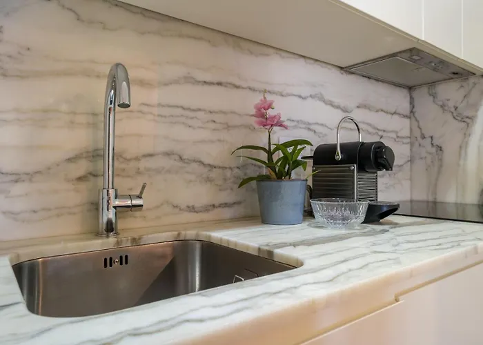 Spacious W. Beautiful & Sunny Private Terrace *