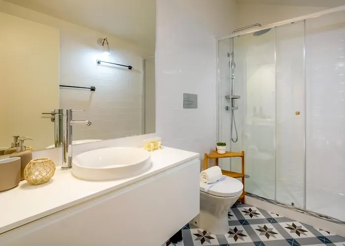 Spacious W. Beautiful & Sunny Private Terrace *